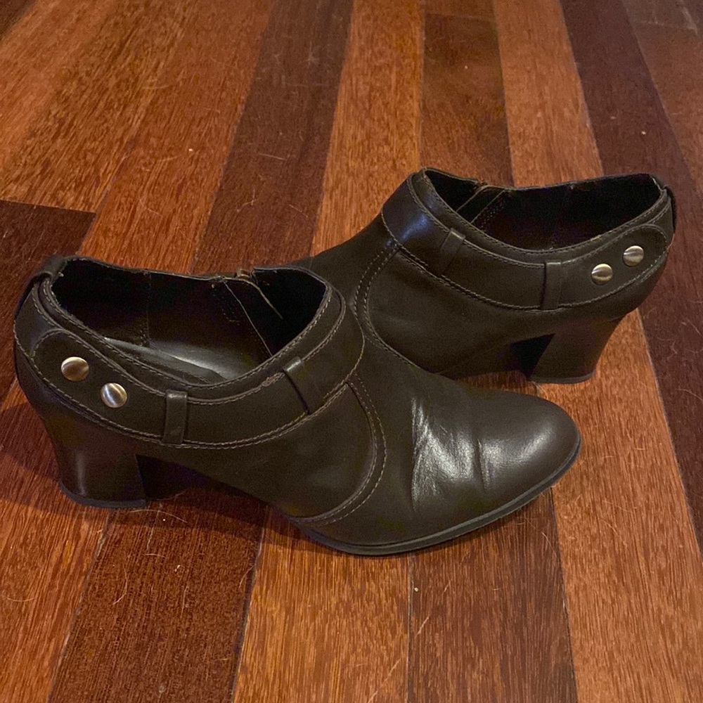 9.5 Natural Soul brown zip ankle boots. Worn 1x